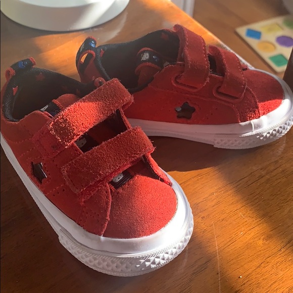 Hello Kitty Converse - Picture 2 of 4